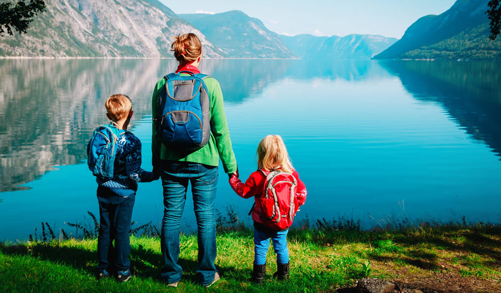 groot-gezin tijdens een familiereis aan het fjord Twee jonge wilde ijsberen spelen op het pakijs in de Arctische Zee, ten noorden van Spitsbergen. Tussen het drijvende ijs rennen en rollen ze in het zachte poollicht, een zeldzaam en indrukwekkend moment in een van de meest afgelegen gebieden ter wereld.